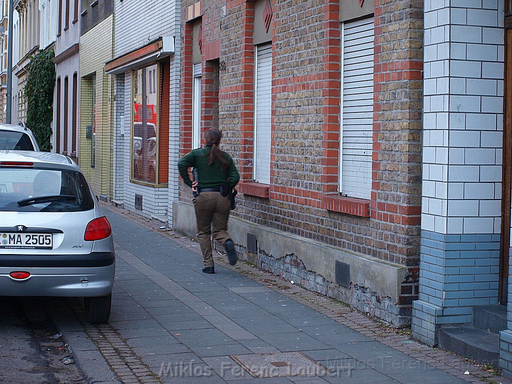 Einsatz Feuerwehr SEK Polizei Koeln Nippes Merheimerstr P160.JPG
